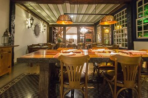 2 restaurants; breakfast, lunch, and dinner served