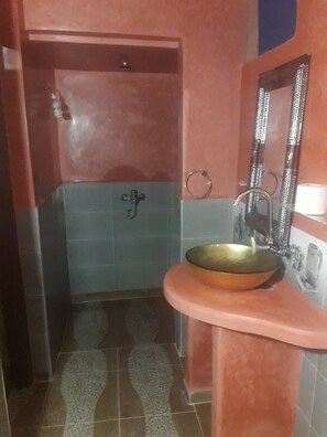 Een douche, handdoeken