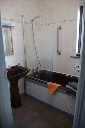 Combined shower/bathtub, hair dryer, towels - The Old Deanery Holiday Cottages (Killala)