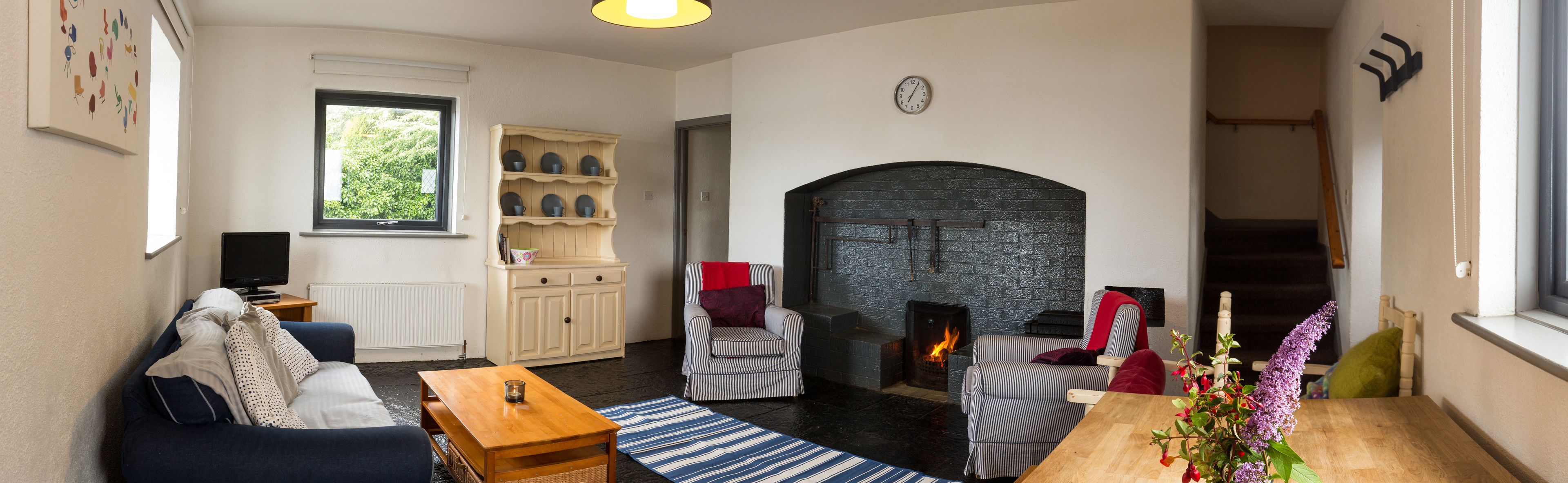 Taulutelevisio, takka, DVD-soitin