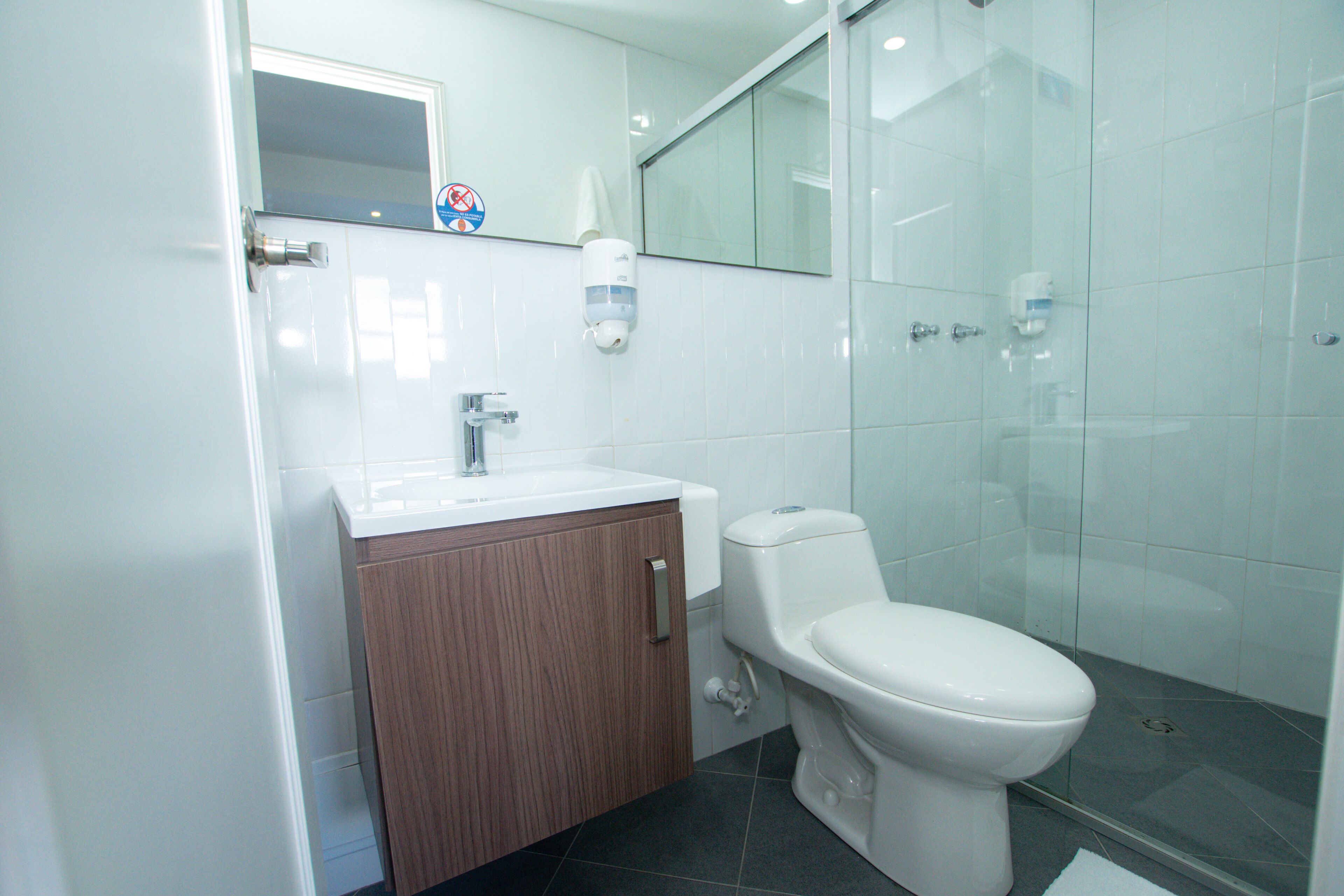 Regadera, amenidades de baño gratuitas, toallas 