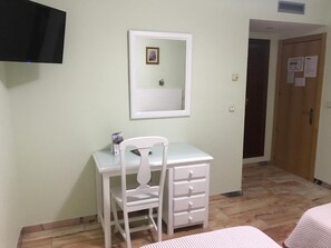 A room with a desk, chair, and a bed. - Hostal Río de Oro (Alcala la Real)
