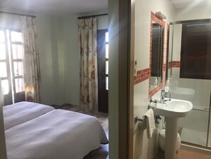 Desk, soundproofing, free WiFi, bed sheets - Hostal Río de Oro (Alcala la Real)