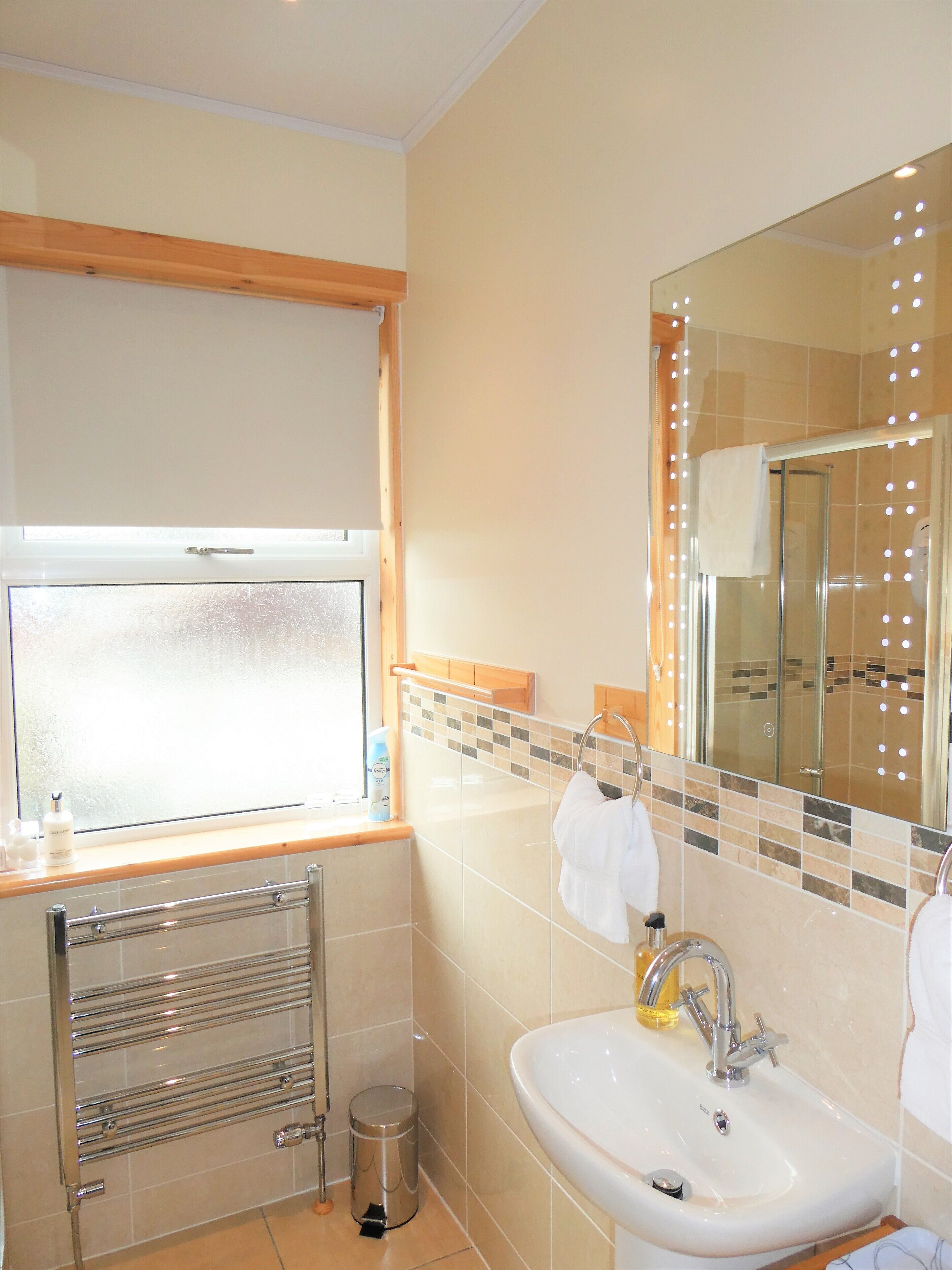 Chambre Double, vue jardin, rez-de-chaussée | Salle de bain | Douche, articles de toilette gratuits, sèche-cheveux