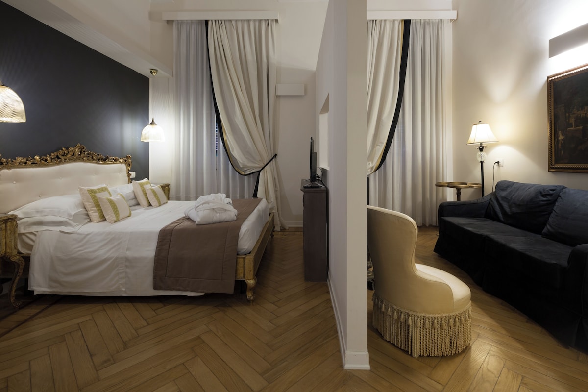 Honeymoon Studio Suite | Down duvets, minibar, in-room safe, desk