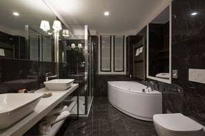 Studio Suite Bulan Madu | Kamar mandi | Perlengkapan mandi gratis, pengering rambut, sandal, dan kloset