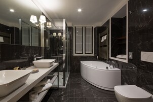 Suite estudio de luna de miel | Baño | Artículos de higiene personal gratuitos, secador de pelo y zapatillas