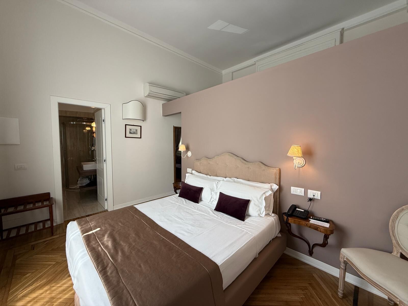 Cubrecamas, minibar y caja de seguridad en la habitación 