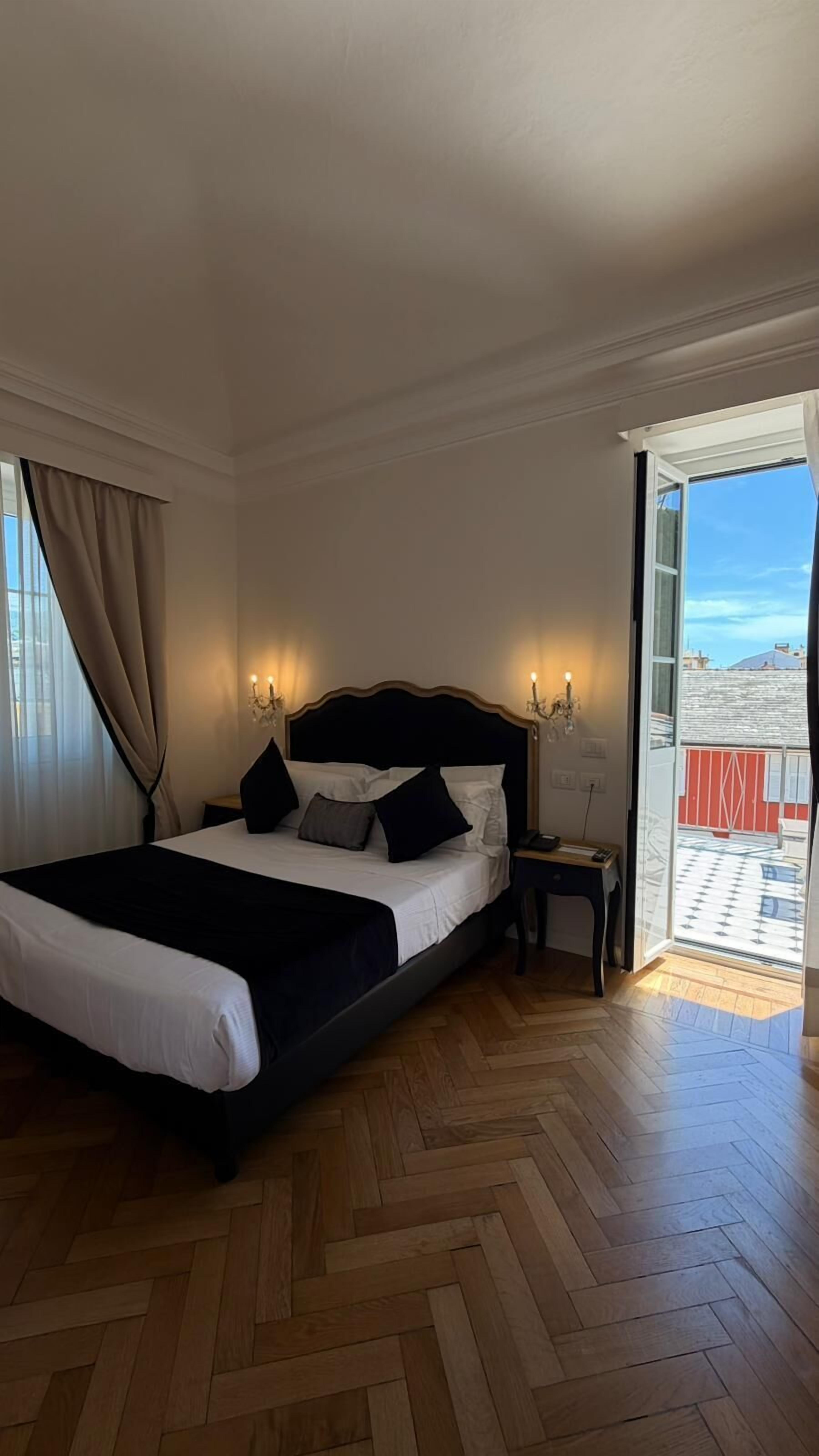 Cubrecamas, minibar y caja de seguridad en la habitación 