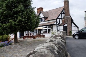 Exterior - England's Gate and Coachhouse (Hereford)