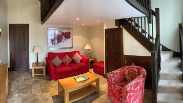 Suite | 1 bedroom, desk, iron/ironing board, free WiFi