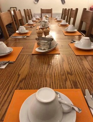 Tägliches inbegriffenes kontinentales Frühstück