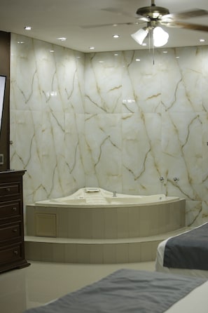 Deluxe-Zimmer | Badezimmer | Dusche, Handtücher, Seife, Shampoo