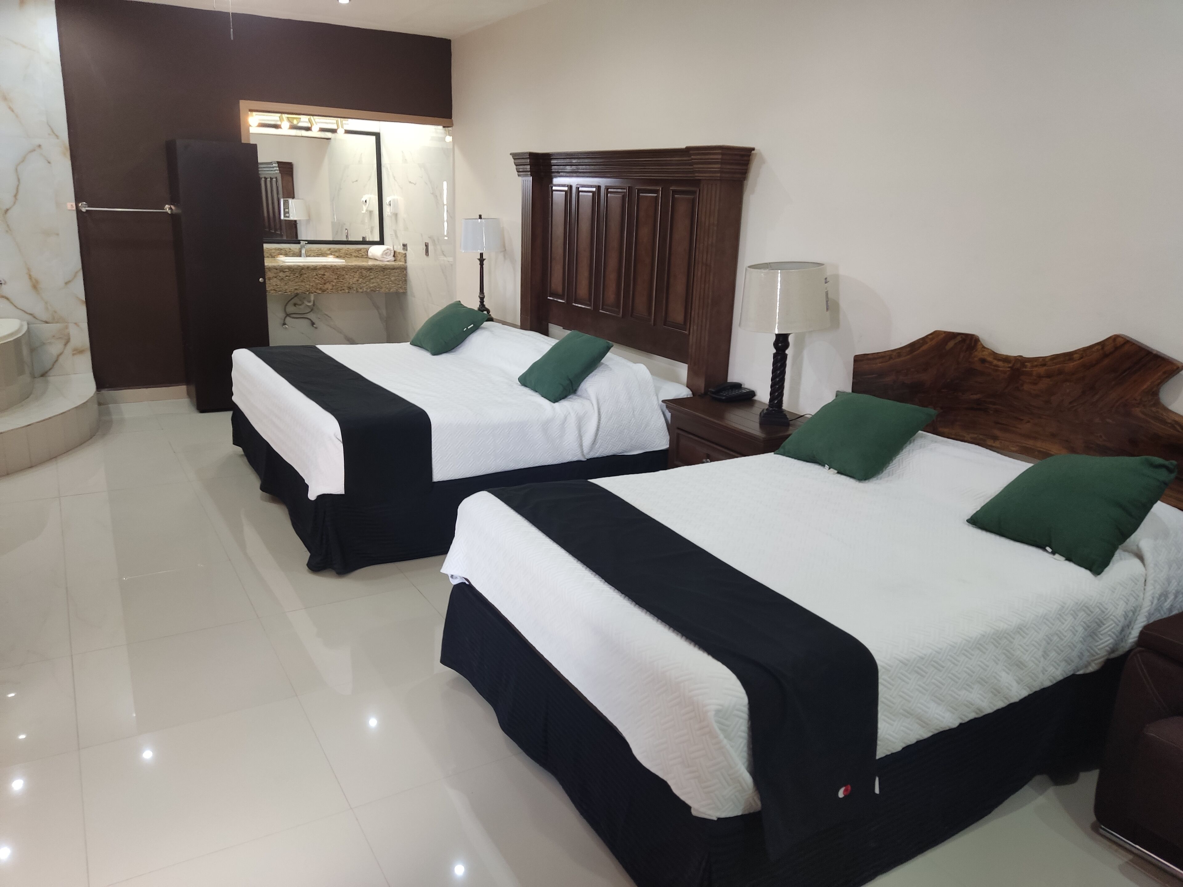 deluxe room | 1 bedroom, desk, iron/ironing board, free wifi