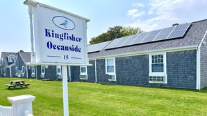 En byggnad med en skylt som visar texten ”Kingfisher Oceanside 15”.