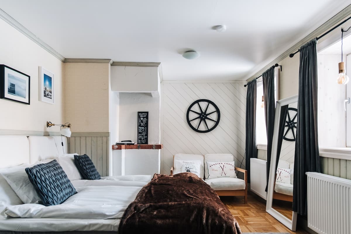 Double room with sauna | Individuell inredning, unika möbler och mörkläggningsgardiner