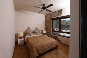 Junior Suite, Mountain View | Peti besi dalam bilik, meja, langsir/tirai gelap terus, kalis bunyi 