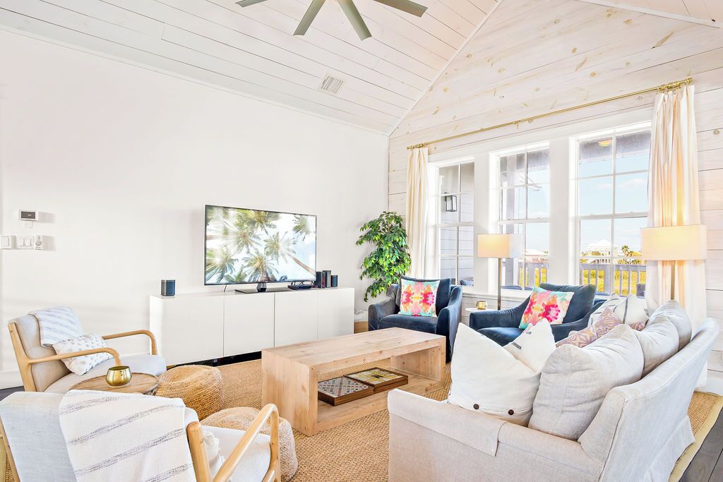 Smart-tv, dvd-spelare, böcker och ett filmbibliotek