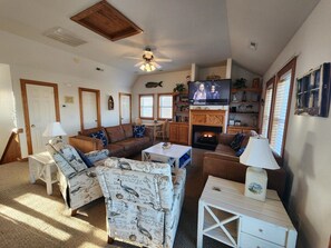 Smart TV, fireplace, DVD player, books - Free Private Heated Pool, Hot Tub, Fall flex stays, Pets OK, Rec. Room, Close to Beach & Restaura... (Kill Devil Hills)