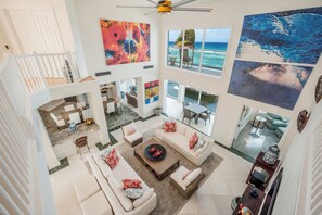 TV a schermo piatto, lettore DVD, libri, impianto stereo