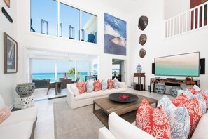 Een flatscreentelevisie, een dvd-speler, boeken en een stereo