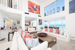 Een flatscreentelevisie, een dvd-speler, boeken en een stereo