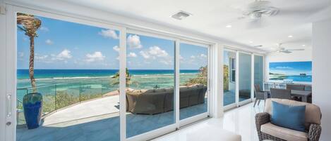 Téléviseur à écran plat, lecteur de DVD, livres, chaßne audio