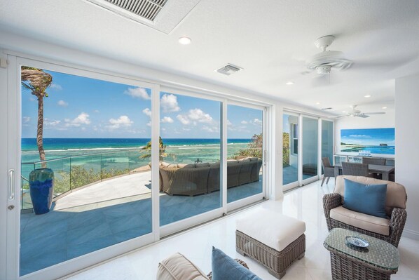 Televisor de pantalla plana, reproductor de DVD, llibres i estèreo 