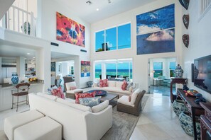 Televisión de pantalla plana, reproductor de DVD, libros y estéreo 