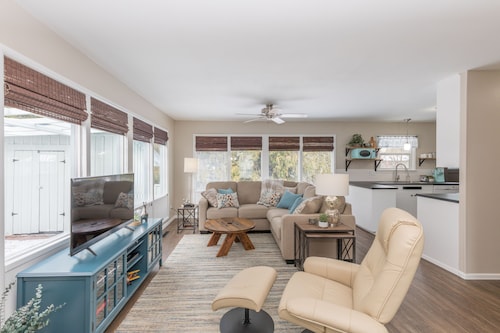 South Hill's The Blue Bungalow l Mid-Century l Private Yard l EV Charger