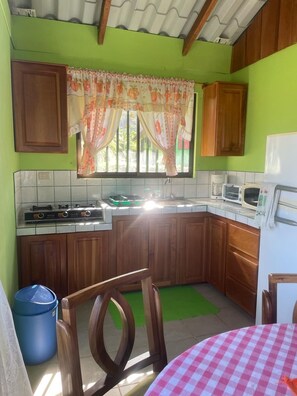 Réfrigérateur, four à micro-ondes, surface de cuisson, cafetière-théière