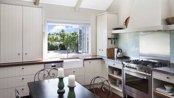 House, 2 Bedrooms | Private kitchen | Full-sized fridge, microwave, oven, stovetop