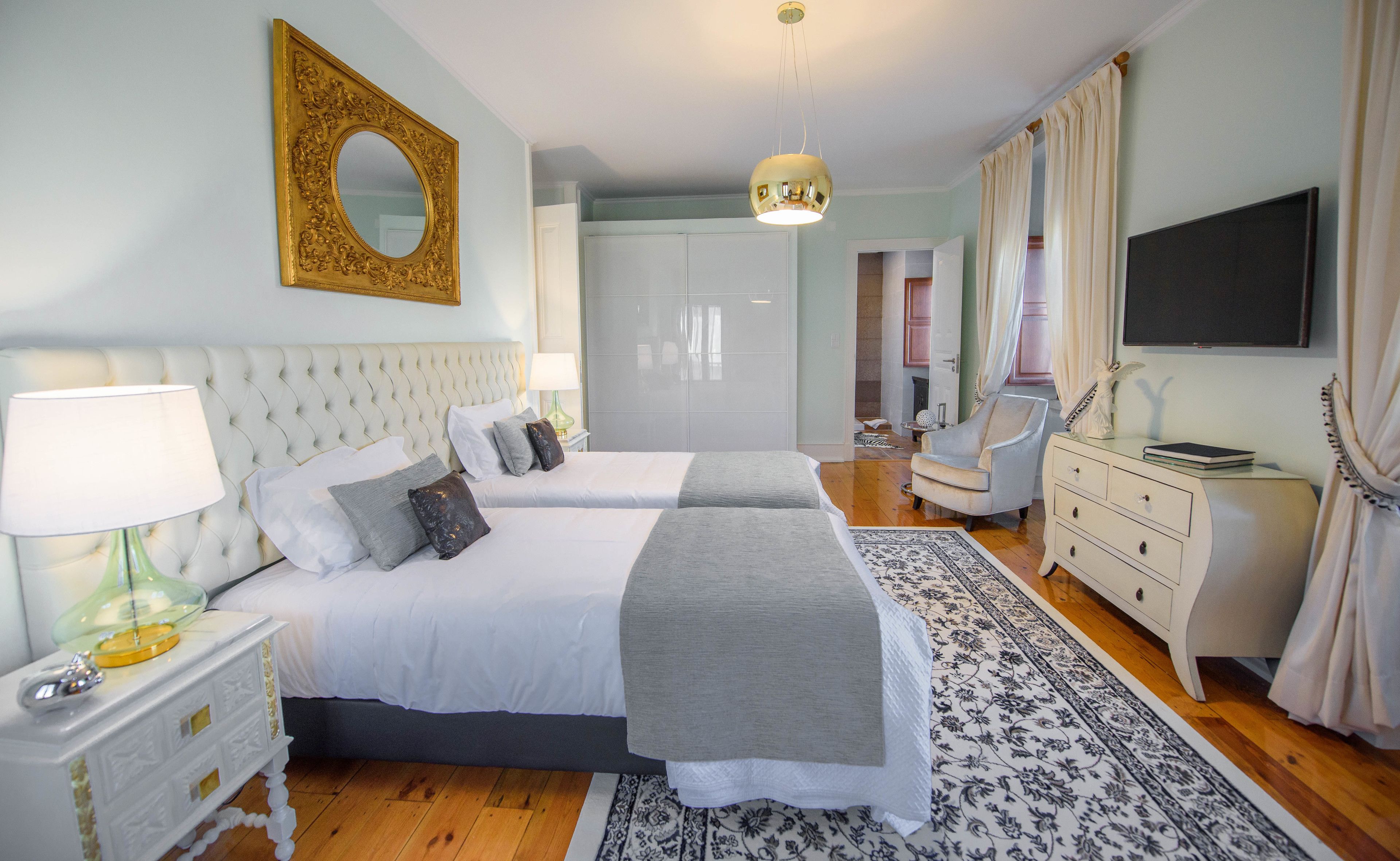 Roba de llit d'alta qualitat i caixa forta a l'habitació 