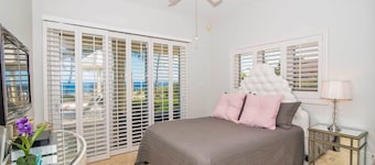 En las rocas: Villa de playa cerrada con piscina y playa protegida de arena blanca cerca.