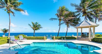 Sur les rochers: Villa Gated Beach avec piscine et plage de sable blanc protégée à proximité.