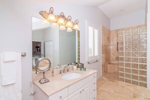 Bathtub, hair dryer, towels, soap - On The Rocks: Gated Beach Estate w/ Pool & Protected White Sandy Beach Nearby (Savannah)