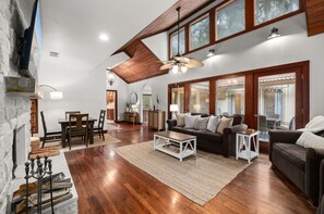 Smart TV, fireplace, books - Amelia Island newly renovated with PRIVATE POOL, SPA, GOLF CART, BIKES,and more! (Fernandina Beach)