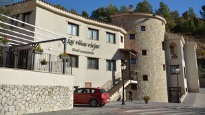 Un edificio con fachada de piedra y un letrero que dice "Las Vivas Vidas Hotel Restaurante".