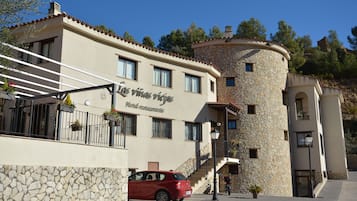 Vista frontal de la propiedad