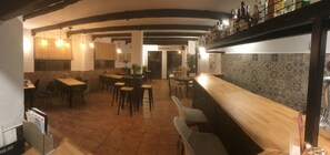 Bar (on property) - Hotel Restaurante Viñas Viejas (Fuentes de Ayódar)