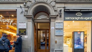 La entrada al Hotel Maxim con un cartel que indica que es un espacio privado.
