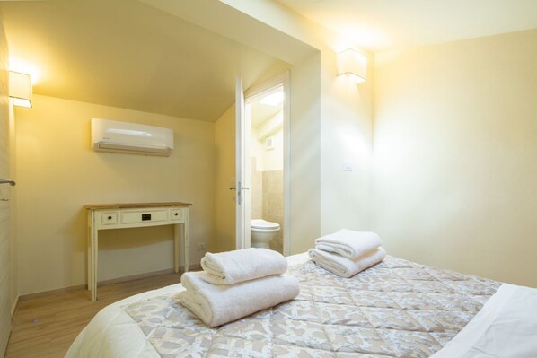 2 habitaciones, tabla de planchar con plancha y ropa de cama