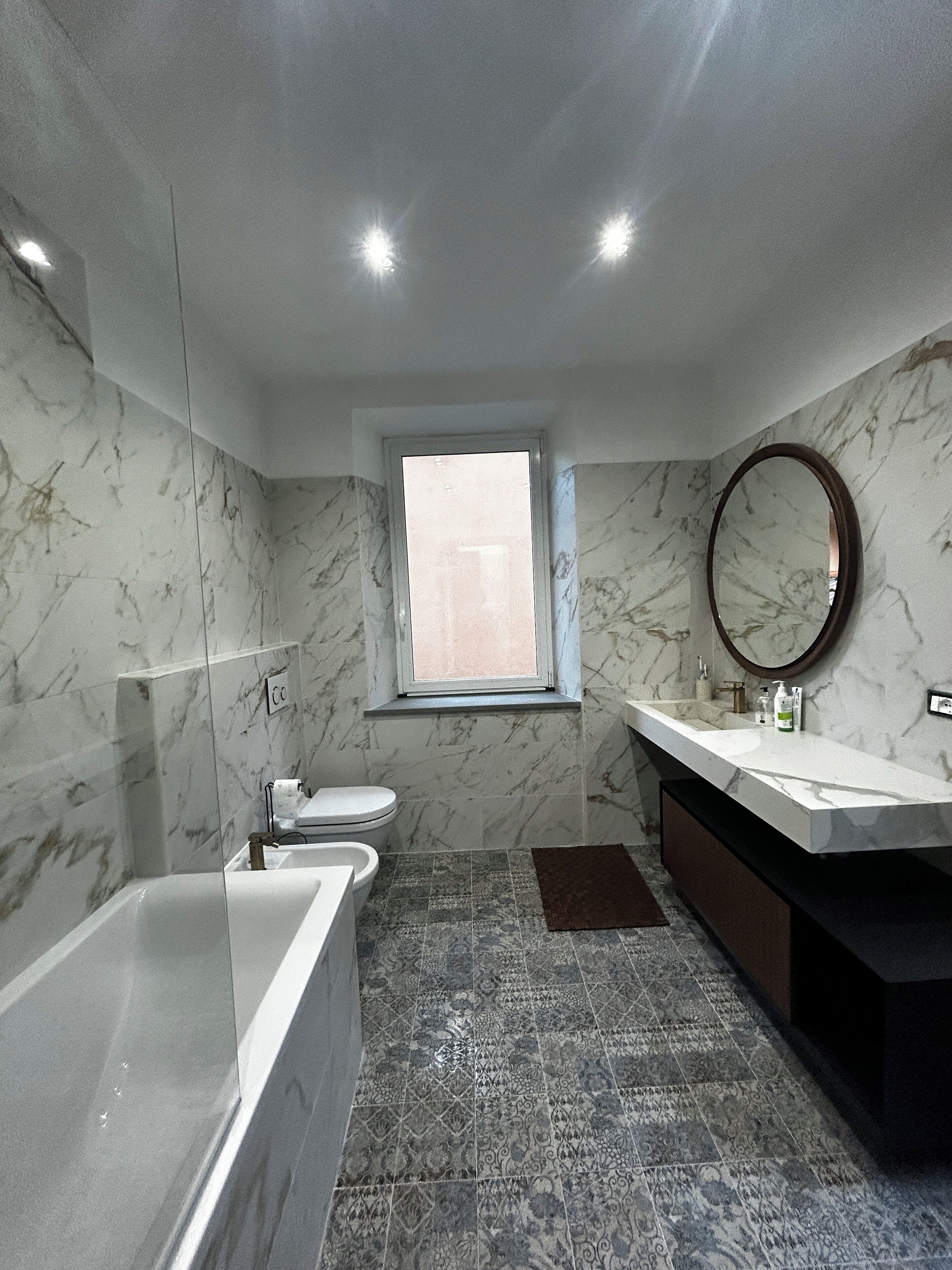 Duschwanne, Haartrockner, Bidet, Handtücher