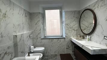Duschwanne, Haartrockner, Bidet, Handtücher
