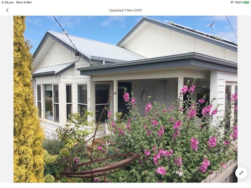 Sea views. 50 metres to water.Luxury.King bedroom, Lounge,Kitchenette ,veranda .