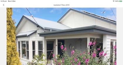 Sea views. 50 metres to water.Luxury.King bedroom, Lounge,Kitchenette ,veranda .