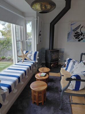 Smart TV, fireplace, books, stereo - Sea views.50 metres to water.Luxury .King bed. Lounge,Kitchen,veranda .Wood fire (Queenscliff)