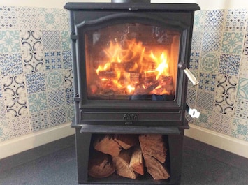 wood fire is set- lots of wood.Air con, ceiling fans ,electric blankets . Cosy !