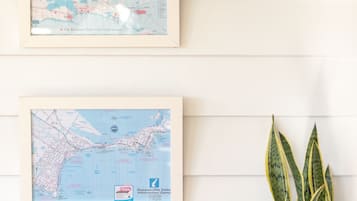 Twee ingelijste kaarten van The Bellarine en het Queenscliff Visitor Information Centre hangen aan een muur.