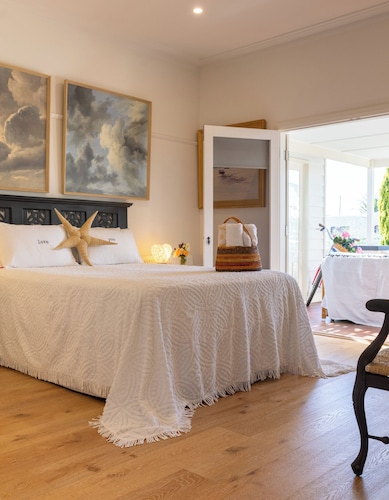 Sea views. 50 metres to water.Luxury.King bedroom, Lounge,Kitchenette ,veranda .